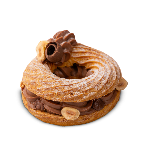 Bánh Paris-Brest hình vòng nhân kem sô-cô-la hạt phỉ, trang trí bằng lọn sô-cô-la và hạt phỉ nguyên hạt